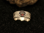 Tierschmuck-Ring in 925/Silber mit Granat, Motiv Barockpferd