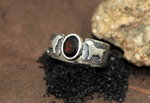 Hundeschmuck-Ring in 925/Silber mit einem Granat, Motiv "Labrador-Retriever"