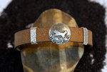 Hundeschmuck-Armband in 925/Silber und Leder, Motiv "Hund im Sprung"